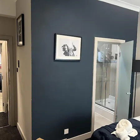Sanctuary - 4 Bedroom House * Sheffield