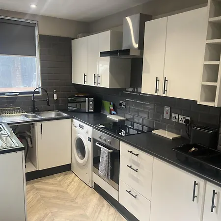 Sanctuary - 4 Bedroom House * Sheffield