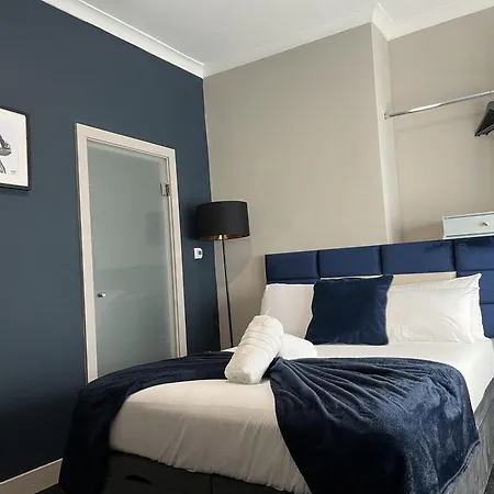 Sanctuary - 4 Bedroom House Holiday home Sheffield
