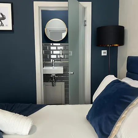 Sanctuary - 4 Bedroom House *